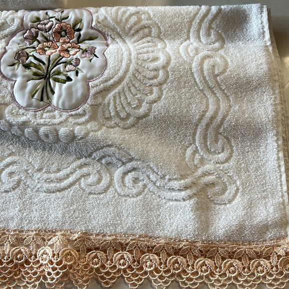 Embroidered Cotton Hand Towel - Picture 3 of 9